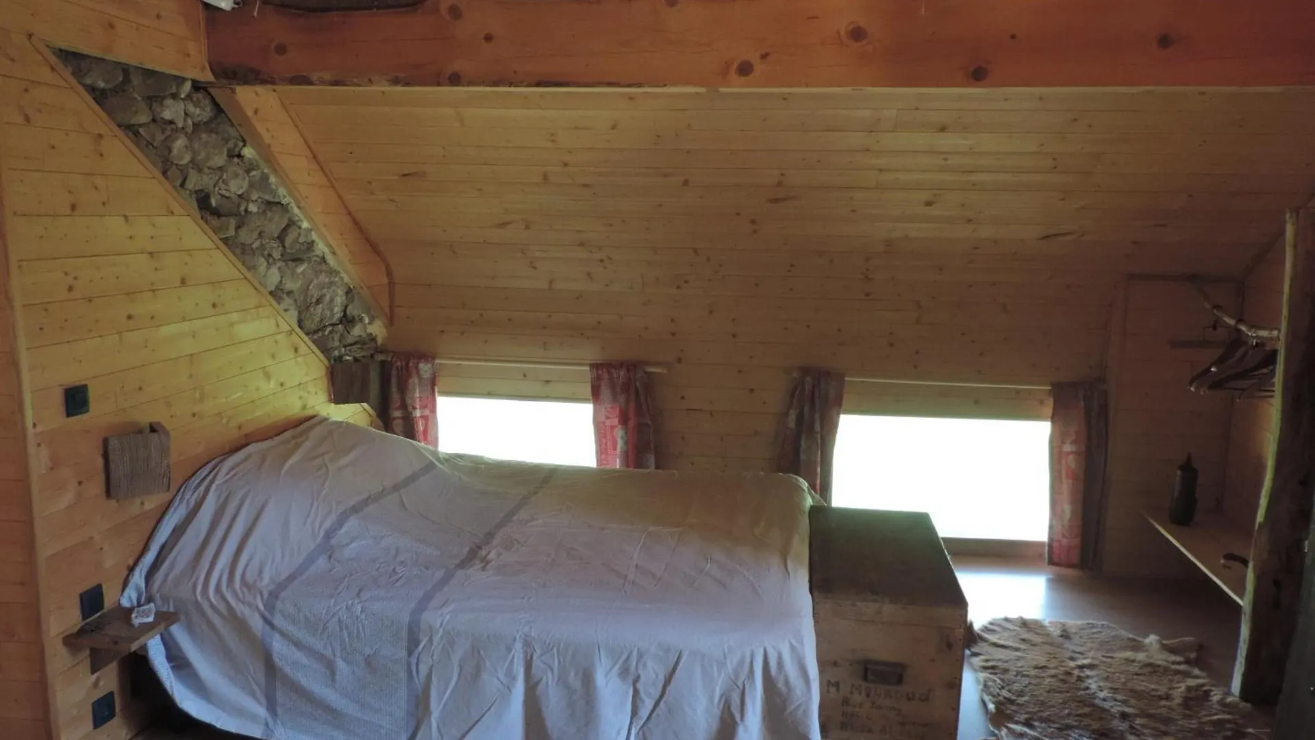La Chambre Savoyarde Chez Les Garcons Saint-Paul-sur-Yenne 0*,  France