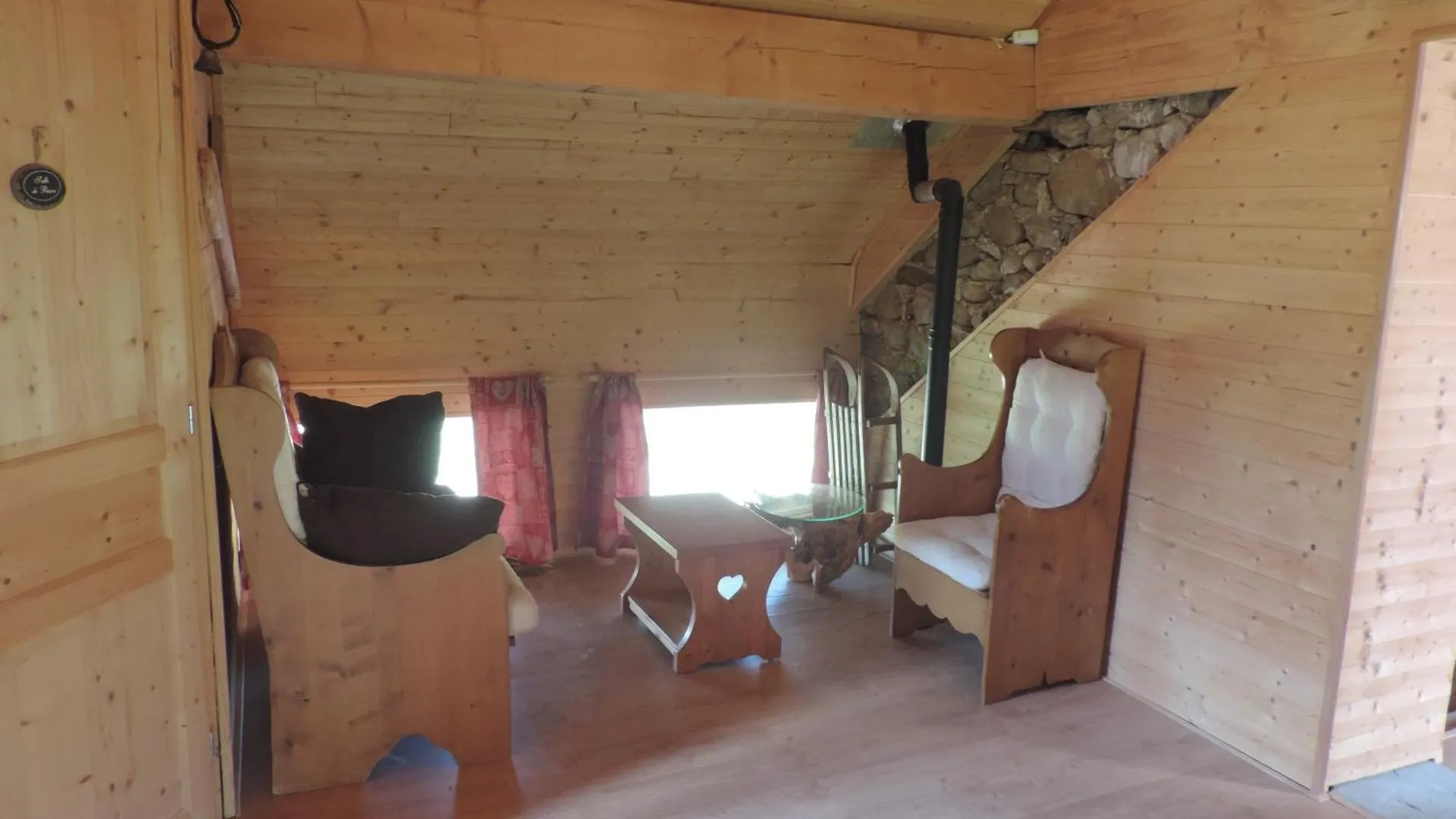La Chambre Savoyarde Chez Les Garcons Saint-Paul-sur-Yenne 0*,  France